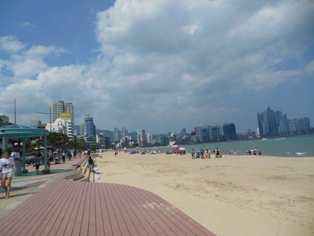 広安里海水浴場内の遊歩道